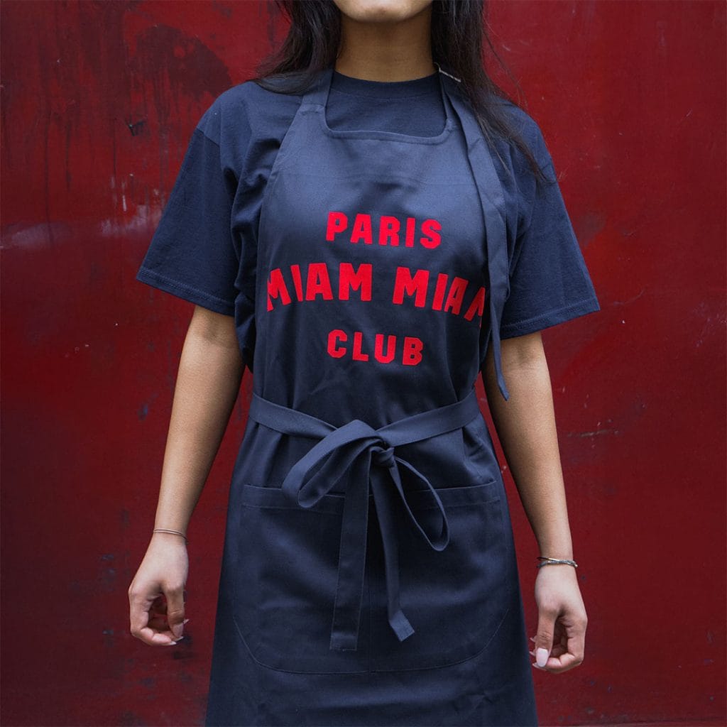 Tablier bleu marine Paris Miam Miam Club porté sur t-shirt assorti